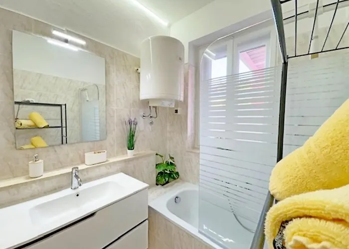 Sea And Sun Ankaran, Near The Beach, Free Parking And Wi-fi, Stunning Sunset, 80m2